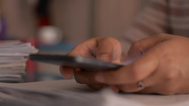 コミュニケーションのための携帯電話で女性の手のテキストメッセージを閉じ 作業机の上でソーシャルオンラインでチャット — ストック動画