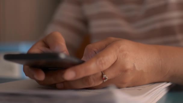 在工作台上 将女性的手放在手机上发短信 进行交流 并在社交网上聊天 — 图库视频影像