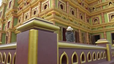  Asyalı kadın turist etrafta dolanıp tapınaktaki muhteşem tapınağı görünce hayran kalıyor Bang Thong Tapınağı Tayland 'daki en güzel Budist tapınaklarından biridir..