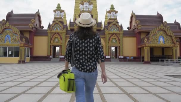 Asiatisk Kvinna Turist Promenader Buddisttemplet Och Beundrar Att Stor Pagoda — Stockvideo