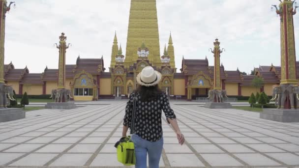 Asiatische Touristinnen Spazieren Durch Den Buddhistischen Tempel Und Bewundern Eine — Stockvideo