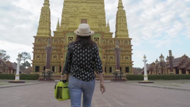 Asiatisk Kvinna Turist Promenader Buddisttemplet Och Beundrar Att Stor Pagoda — Stockvideo