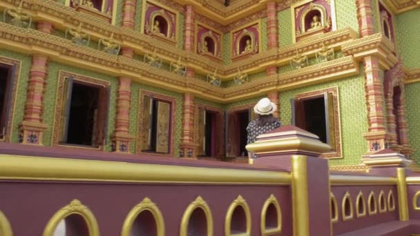 Turista Mujer Asiática Caminando Admirar Para Ver Magnífica Pagoda Templo — Vídeo de stock