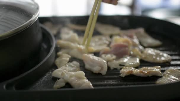 Tavada Çiğ Domuz Izgara Oluyor Pişiriyorum Yemek Zamanı — Stok video