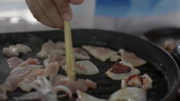 Fläsk Och Bläckfisk Grillas Pannan Matlagning Kött Måltider — Stockvideo