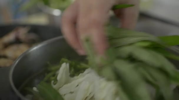 生猪肉和乌贼被烤在锅里 在火锅里准备混合蔬菜汤 吃饭时间 — 图库视频影像