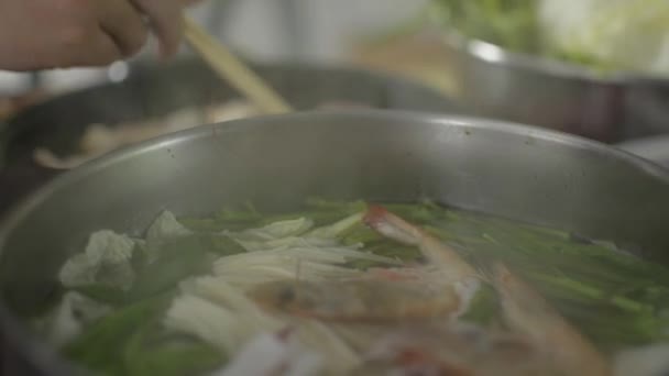 Raw Pork Being Grill Pan Preparing Mixed Vegetable Soup Shrimp — 비디오