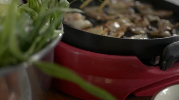 Ωμό Χοιρινό Ψήνεται Στο Τηγάνι Προετοιμασία Ανάμεικτη Σούπα Λαχανικών Θαλασσινά — Αρχείο Βίντεο