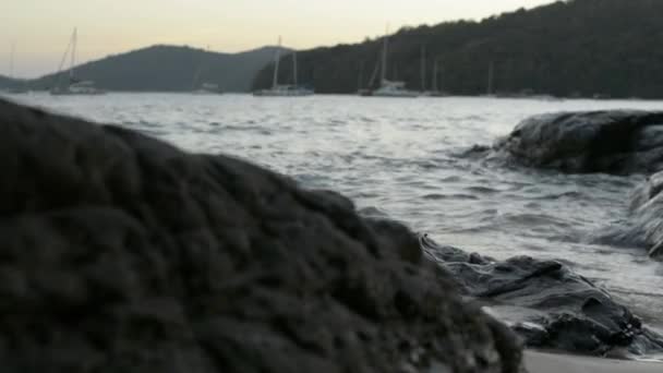 Yon Beach Sahil Şeridinde Sahne Dalgalar Düşük Açı Görünümünde Kayalar — Stok video