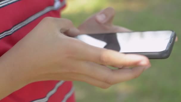 通信のための携帯電話で女の子の手のテキストメッセージを閉じ 社会的なオンラインでチャット — ストック動画