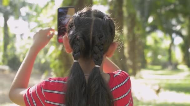 Asiática Linda Chica Usando Teléfono Móvil Aceite Palma Plantación Bajo — Vídeo de stock