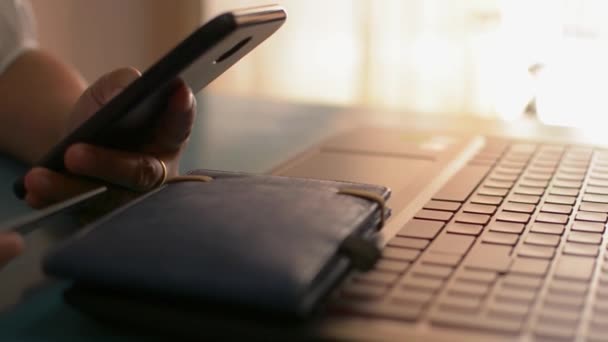 Γυναίκα Ψώνια Απευθείας Σύνδεση Στο Σπίτι Πιστωτική Κάρτα Online Banking — Αρχείο Βίντεο