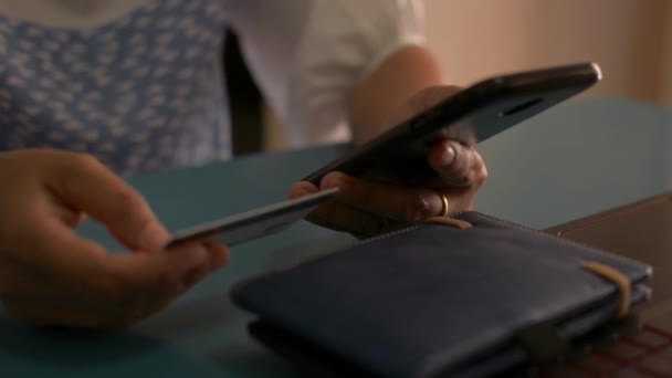 Mujer Compras Línea Casa Con Tarjeta Crédito Banca Línea Con — Vídeos de Stock