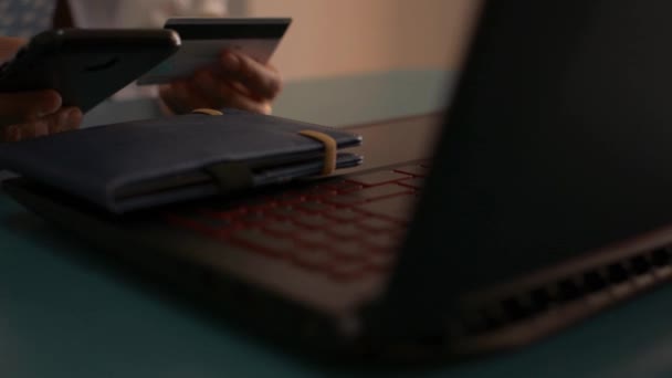 Жінка Купує Онлайн Вдома Кредитною Карткою Інтернет Банкінг Смартфоном Проста — стокове відео