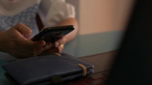 Fermer Femme Mains Sms Message Sur Téléphone Intelligent Mobile Pour — Video
