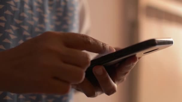 Close Vrouw Handen Met Behulp Van Mobiele Smartphone Voor Social — Stockvideo