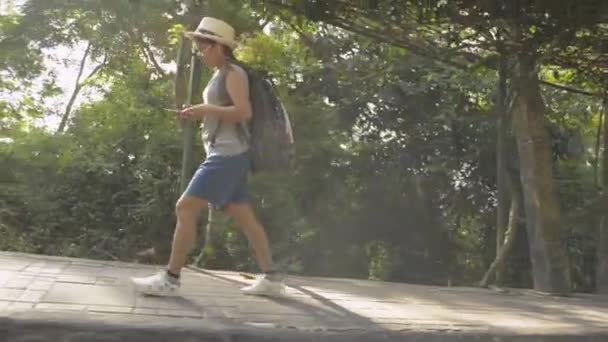Női Túrázó Hátizsákkal Trópusi Esőerdőben Szalmakalapot Viselő Dombtetőre Tartó Gyalogúton — Stock videók