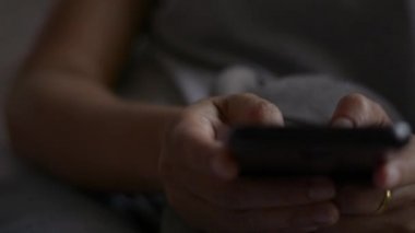 Kadın eli kapalı cep telefonundan mesaj göndererek iletişim kurmak ve sosyal medyada yatak odasında sohbet etmek istiyor..