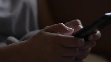 Kadın eli kapalı cep telefonundan mesaj göndererek iletişim kurmak ve sosyal medyada yatak odasında sohbet etmek istiyor..