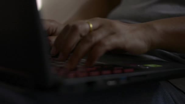 キーボードを入力する女性の手 ビジネス女性はベッドの上でノートパソコンで作業 — ストック動画