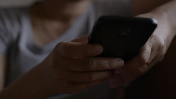 Zblízka Žena Ruce Textové Zprávy Mobilním Telefonu Pro Komunikaci Chatování — Stock video