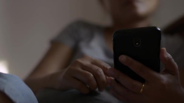 Närbild Kvinna Händer Med Hjälp Mobiltelefon För Sociala Nätet Asiatisk — Stockvideo