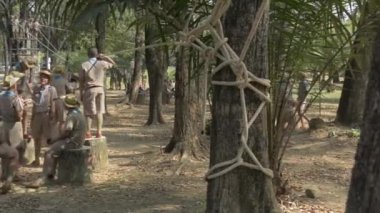 Phuket- Şubat 04: İlkokuldaki bir grup izci, 4 Şubat 2020 'de Phuket, Tayland' da halka açık parkta saha faaliyetleri uyguluyor..