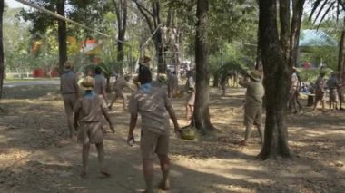 Phuket- Şubat 04: İlkokuldaki bir grup izci, 4 Şubat 2020 'de Phuket, Tayland' da halka açık parkta saha faaliyetleri uyguluyor..