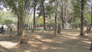 Phuket- Şubat 04: İlkokuldaki bir grup izci, 4 Şubat 2020 'de Phuket, Tayland' da halka açık parkta saha faaliyetleri uyguluyor..