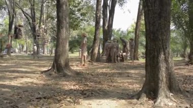 Phuket- Şubat 04: İlkokuldaki bir grup izci, 4 Şubat 2020 'de Phuket, Tayland' da halka açık parkta saha faaliyetleri uyguluyor..