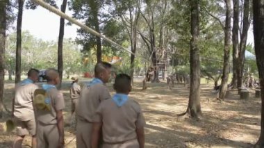 Phuket- Şubat 04: İlkokuldaki bir grup izci, 4 Şubat 2020 'de Phuket, Tayland' da halka açık parkta saha faaliyetleri uyguluyor..