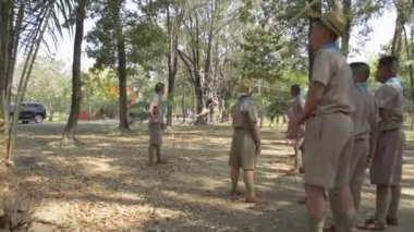 Phuket- Şubat 04: İlkokuldaki bir grup izci, 4 Şubat 2020 'de Phuket, Tayland' da halka açık parkta saha faaliyetleri uyguluyor..