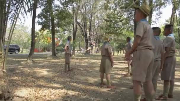 Phuket Feb Group Boy Scouts Elementary School Practicing Field Activities — Stock Video