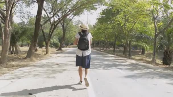 Задний Вид Азиатской Женщины Рюкзаке Соломенной Шляпе Идет Дороге Общественном — стоковое видео