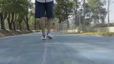 Kamu parkında yaz boyunca kadın bacaklarının arkasından alçak görüş..