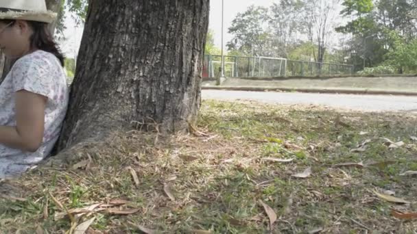 Mulher Asiática Vestido Casual Sentado Sob Árvore Usando Telefone Celular — Vídeo de Stock