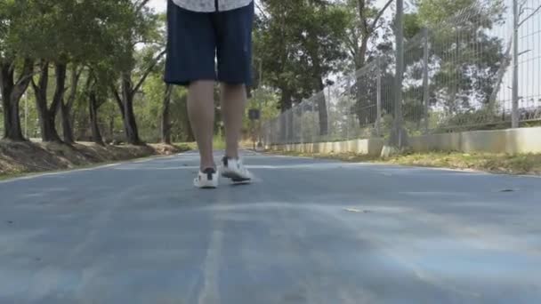Visão Baixo Ângulo Parte Traseira Das Pernas Mulher Andando Estrada — Vídeo de Stock