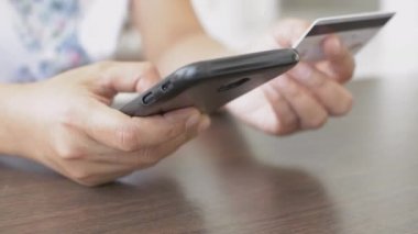 Evde kredi kartıyla alışveriş yapan kadınlar, akıllı telefonlu internet bankacılığı, akıllı telefon ya da dijital cihaz kullanan kolay ödeme.