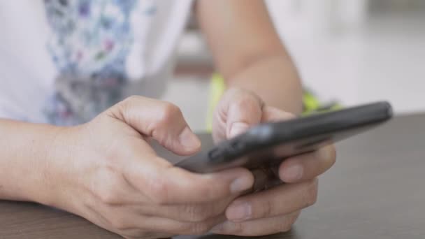 Жінка Передає Смс Повідомлення Мобільний Смартфон Спілкування Спілкування Соціальній Мережі — стокове відео