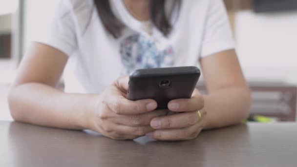 Femme Mains Sms Message Sur Téléphone Intelligent Mobile Pour Communication — Video