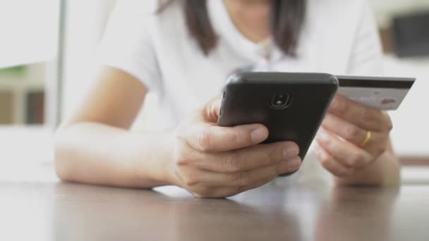 Mujer Compras Línea Casa Con Tarjeta Crédito Banca Línea Con — Vídeos de Stock