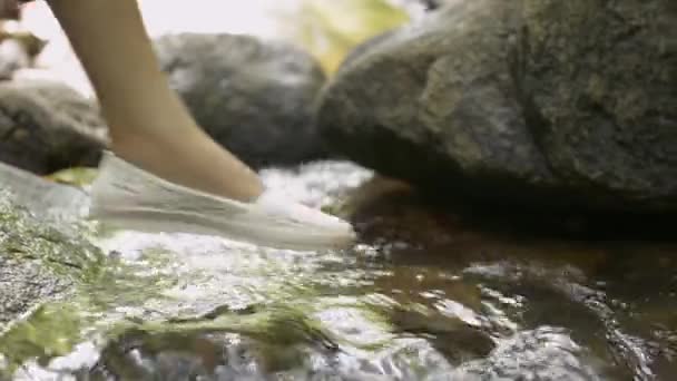 Крупным Планом Женщина Ноги Ходить Скалам Реке Среди Тропических Джунглей — стоковое видео