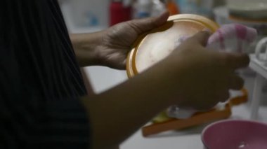 Kadının elleri evde mutfak aletlerini temizliyor. Ev işi kavramı