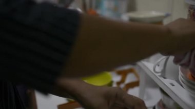 Kadının elleri evde mutfak aletlerini temizliyor. Ev işi kavramı