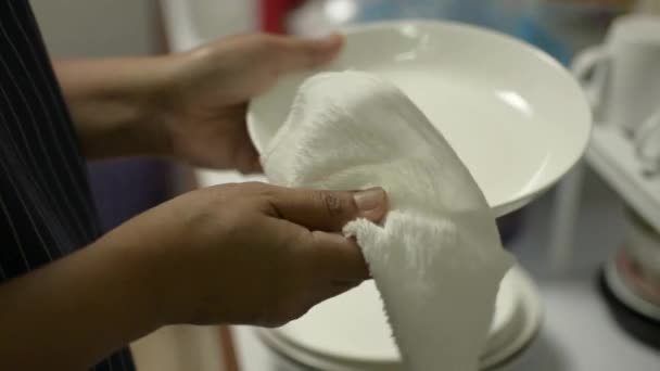 Las Manos Mujer Está Limpiando Utensilios Cocina Casa Concepto Trabajo — Vídeo de stock