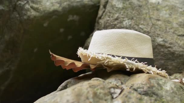 在热带丛林里 女人拿起草帽在岩石上散步 — 图库视频影像