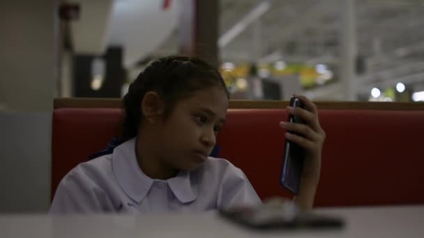 Азиатская Милая Школьница Сидит Использует Мобильный Телефон Кафетерии После Обеда — стоковое видео