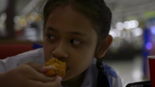 Linda Colegiala Comiendo Pollo Frito Cafetería Durante Almuerzo — Vídeos de Stock