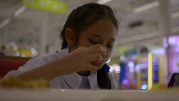 Söt Skolflicka Äter Friterad Medan Tittar Film Från Mobiltelefon Cafeterian — Stockvideo