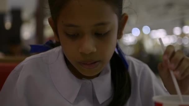 Aziatisch Schattig Schoolmeisje Drinken Koud Frisdrank Met Stro Het Eten — Stockvideo